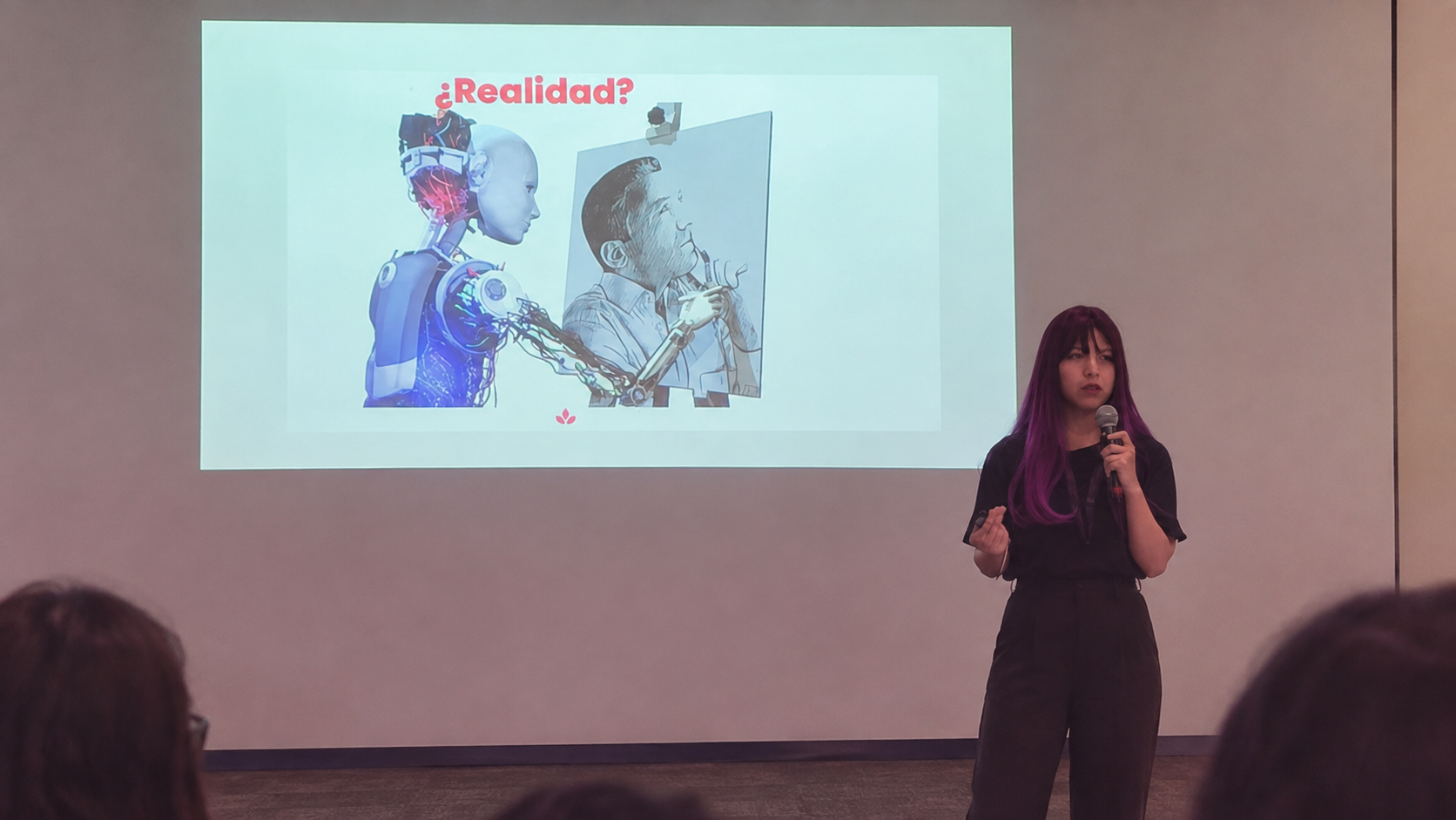 Presentando la charla La falacia de la automatización frente a una diapositiva que pregunta ¿Realidad?