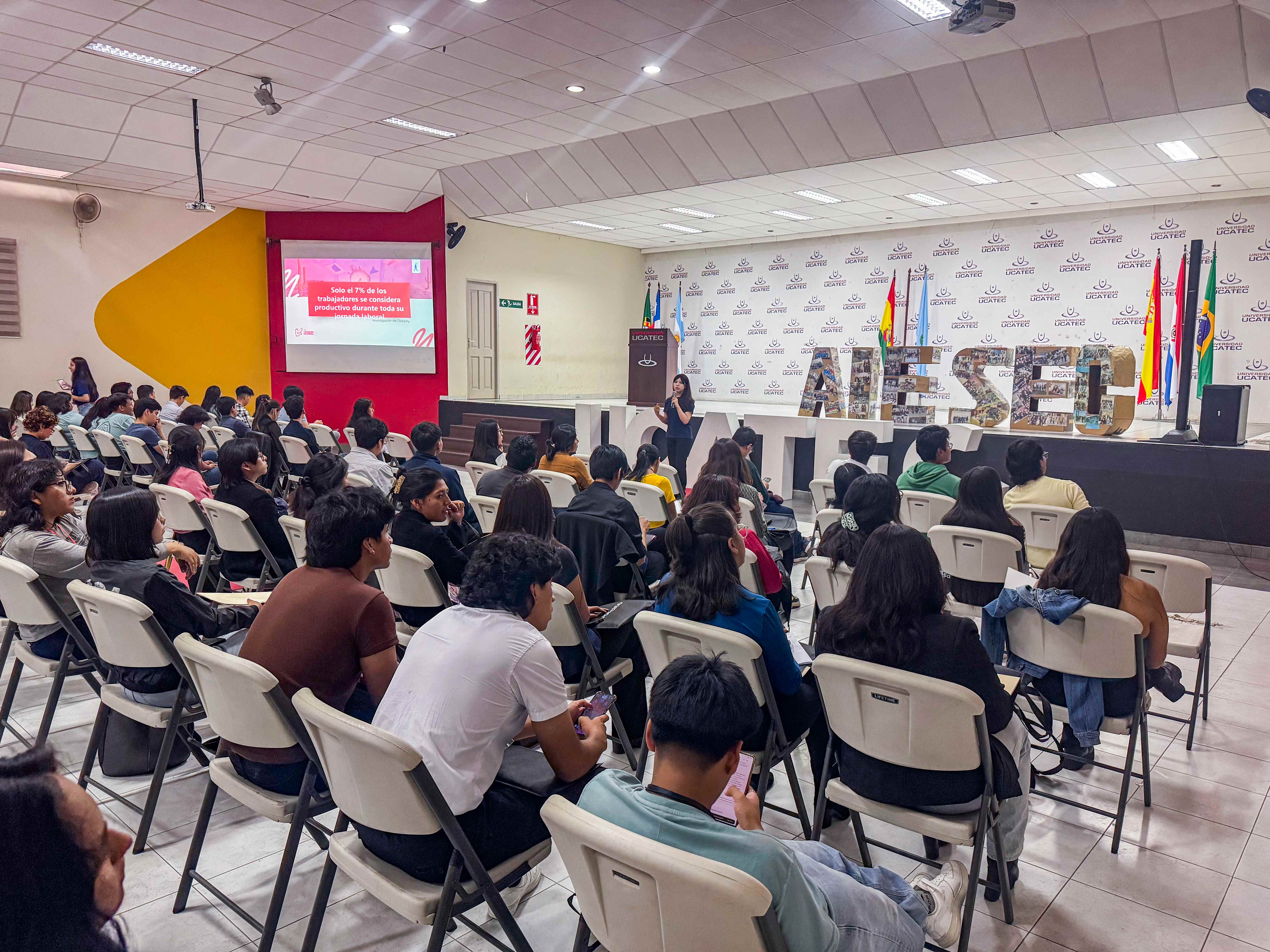 Charla Herramientas para el profesional del futuro ante estudiantes en el auditorio de la Universidad UCATEC con AIESEC