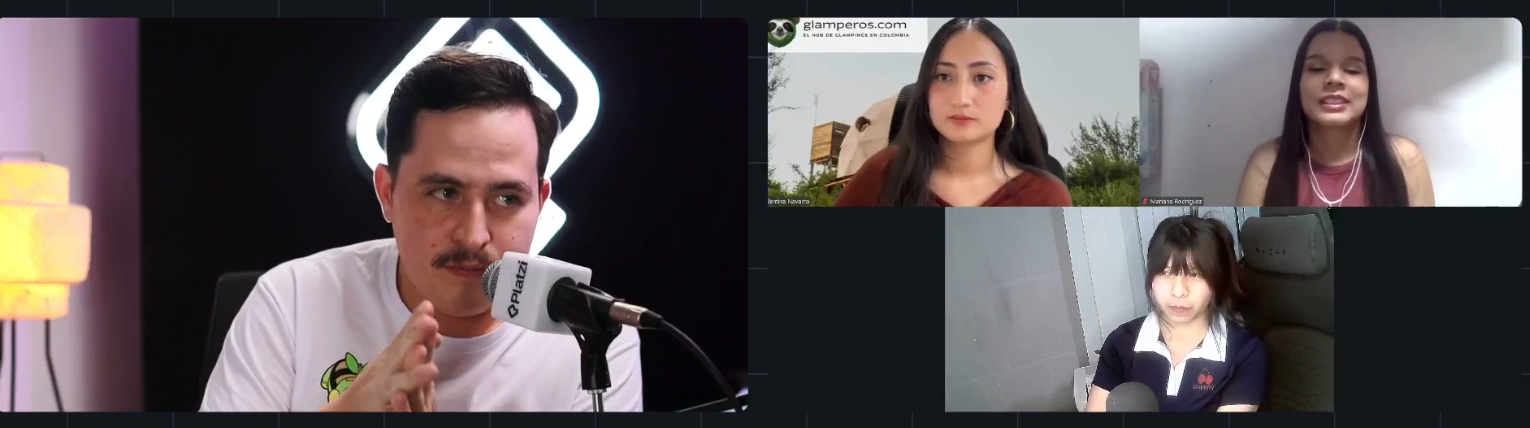 Transmisión en vivo de Platzi con el host frente a un micrófono Platzi y tres participantes en videollamada